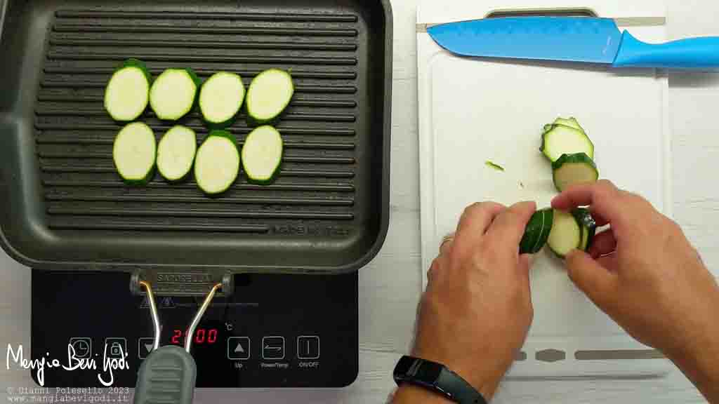 tagliare a rondelle e grigliare una zucchina