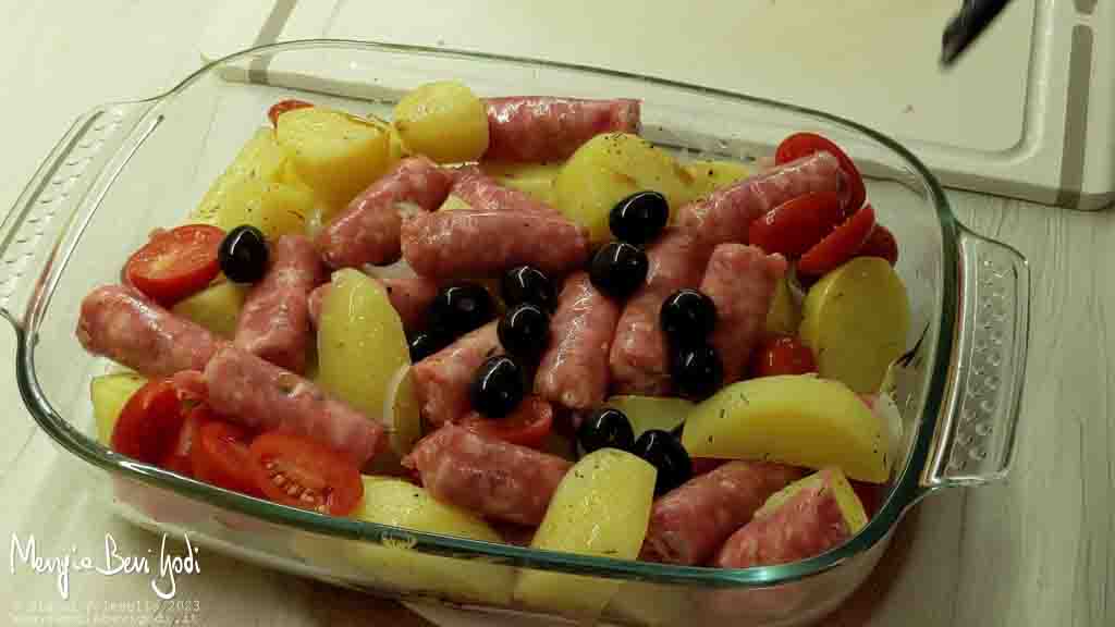 unire salsicce, pomodorini e olive alle patate