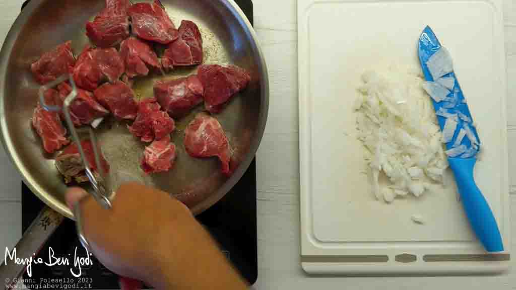 rosolare la carne e tritare la cipolla
