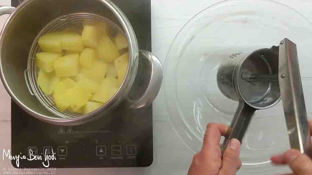 schiacciare le patate