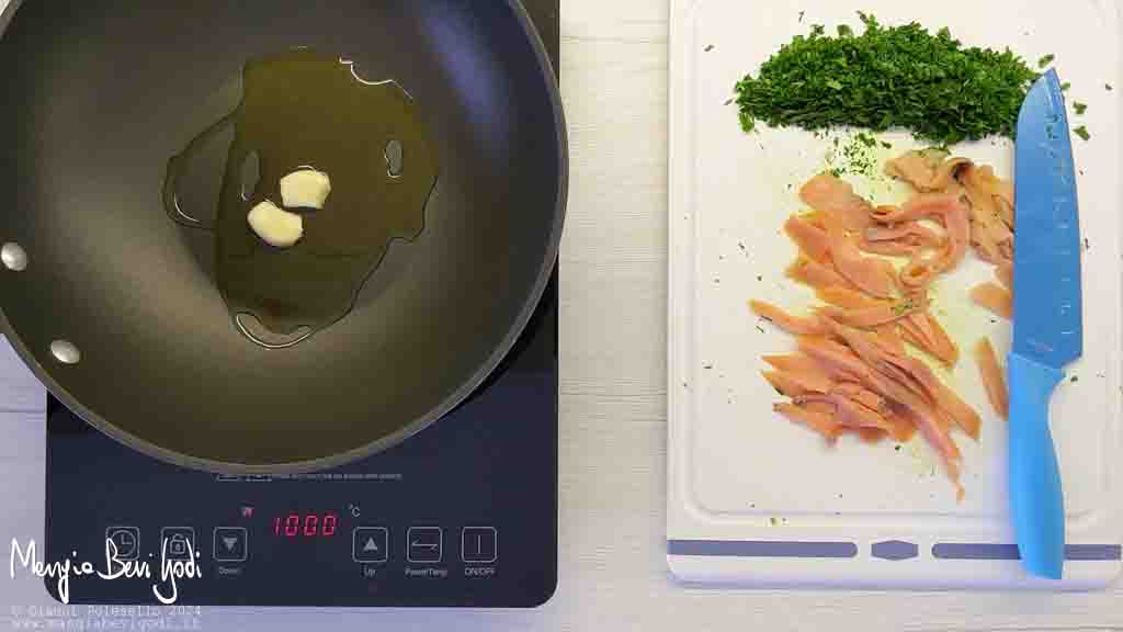 tritare prezzemolo, tagliare salmone e soffriggere aglio