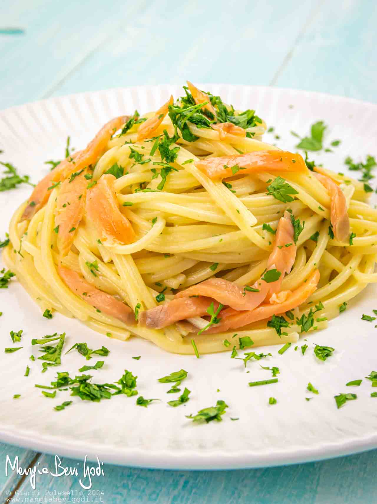 spaghetti con salmone e caprino