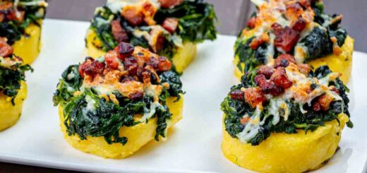 crostini di polenta con spinaci e pancetta