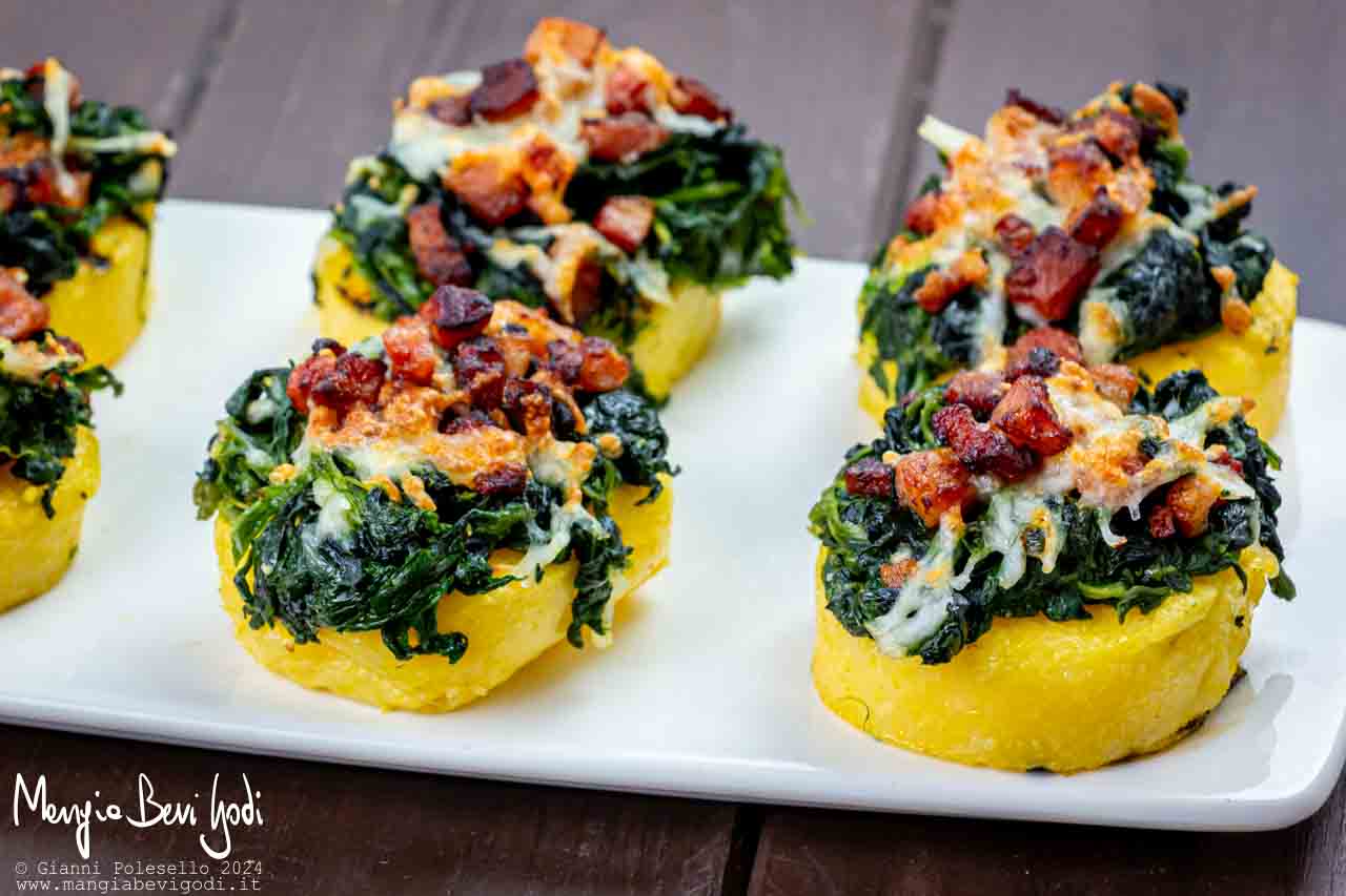 crostini di polenta con spinaci e pancetta