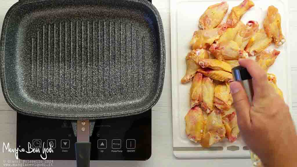 ungere le ali di pollo