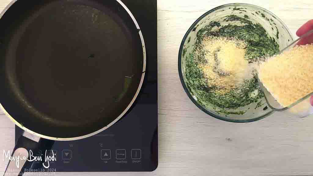 mescolare spinaci e parmigiano