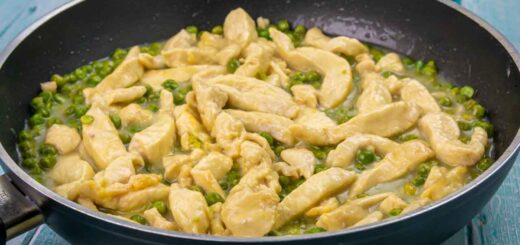 straccetti di pollo con piselli