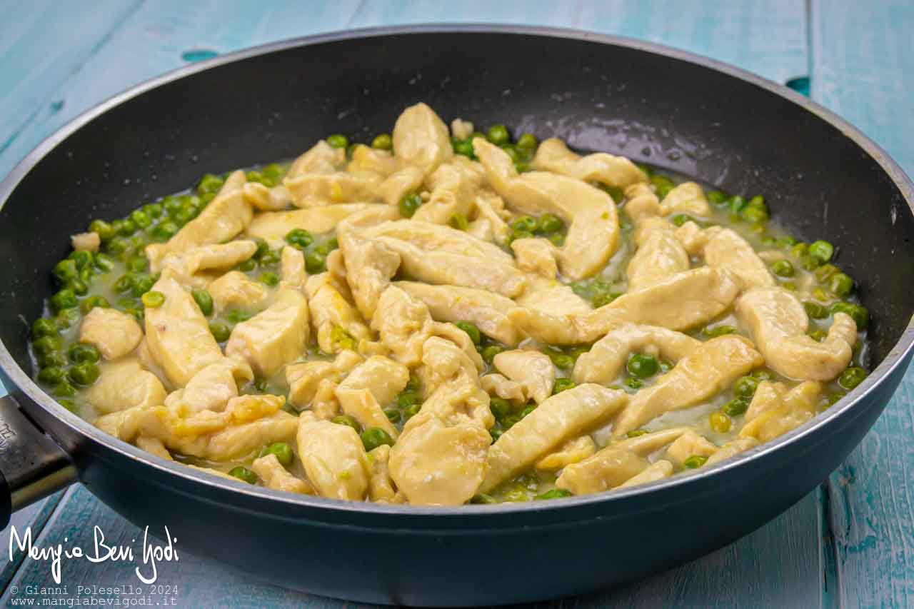 straccetti di pollo con piselli