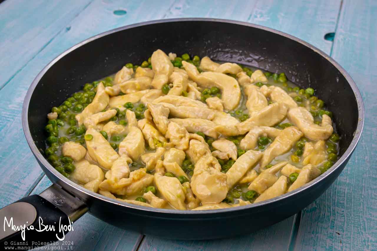 straccetti di pollo con piselli