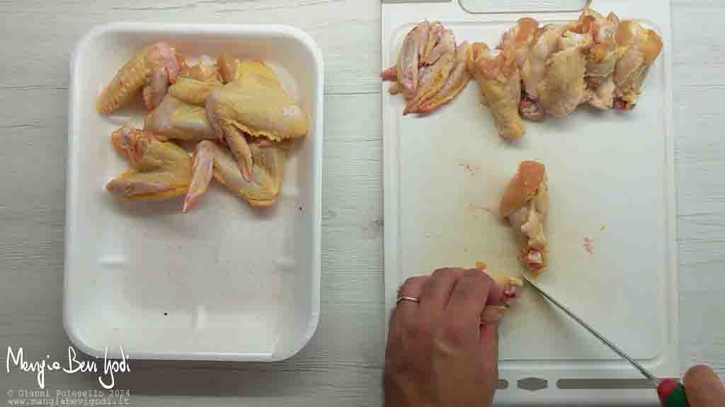 tagliare a metà le alette di pollo