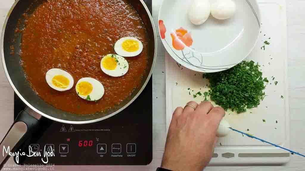 tagliare le uova e unirle al sugo