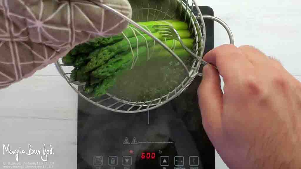 bucare gli asparagi con la forchetta