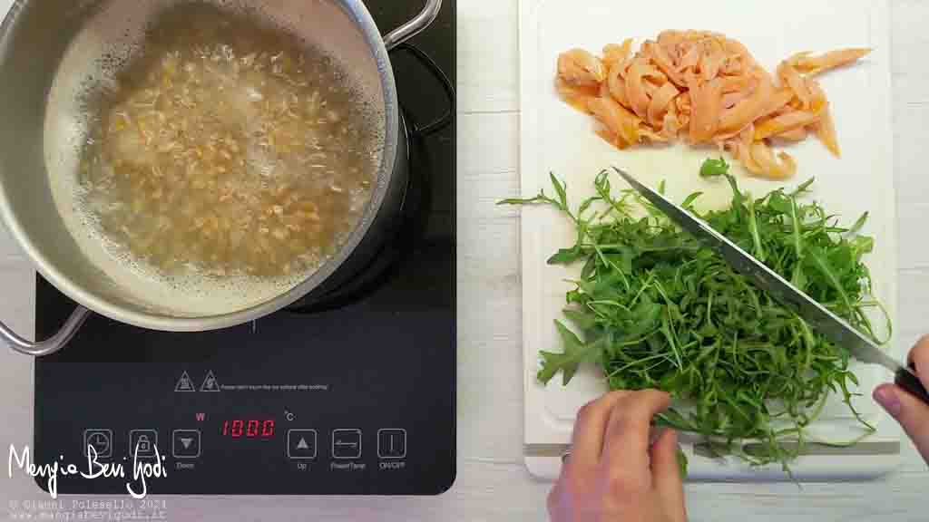 Tagliare il salmone e tritare la rucola