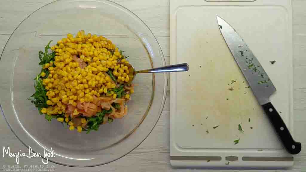 mescolare il farro con il salmone e la rucola