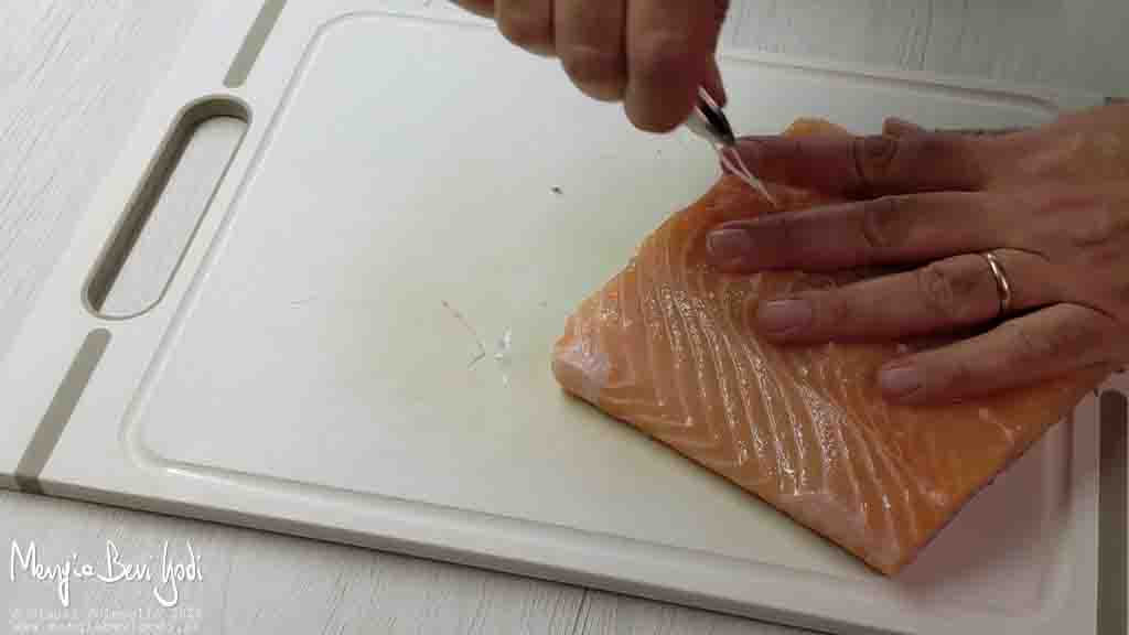 togliere le lische al salmone