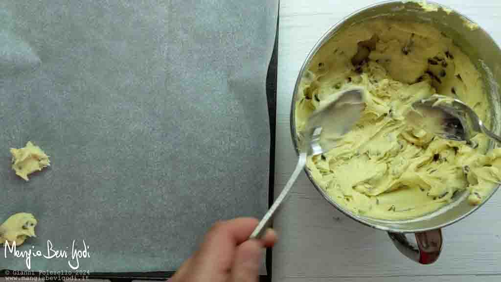 formare i biscotti e trasferirli in forno