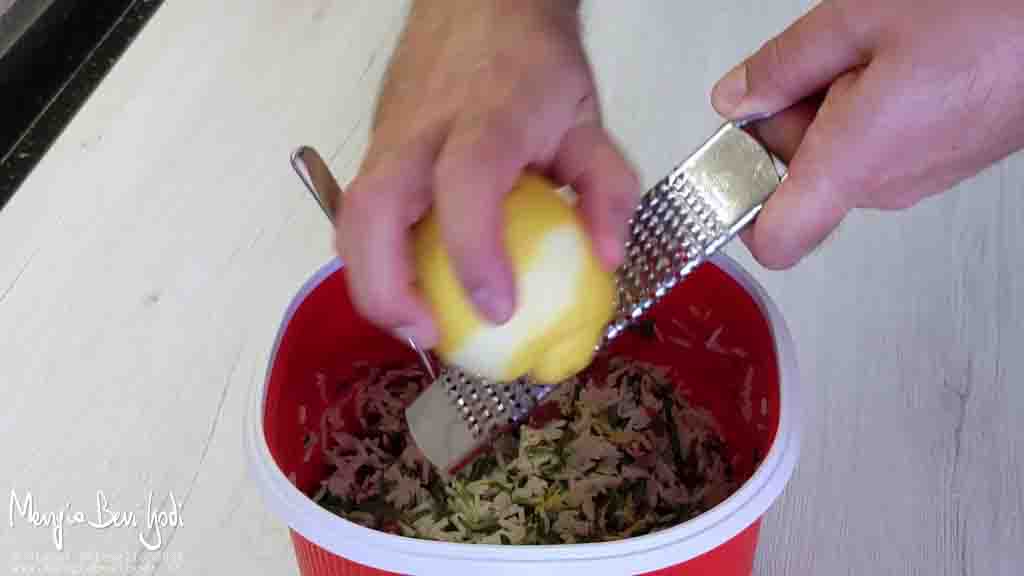 grattugiare la buccia del limone