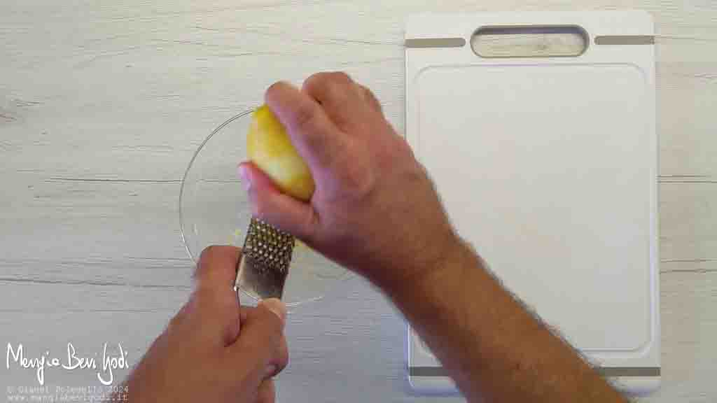 grattugiare la buccia di limone