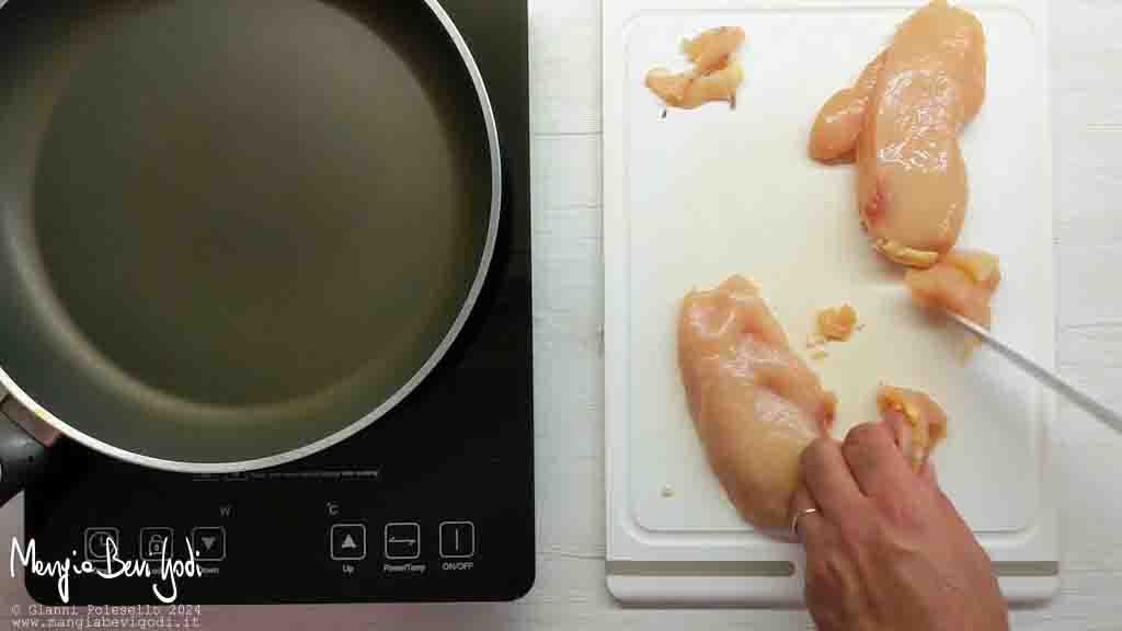 tagliare a cubetti il pollo