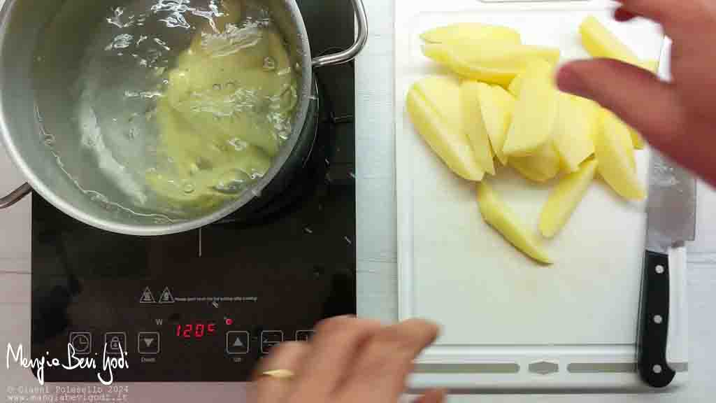 tagliare e lessare le patate