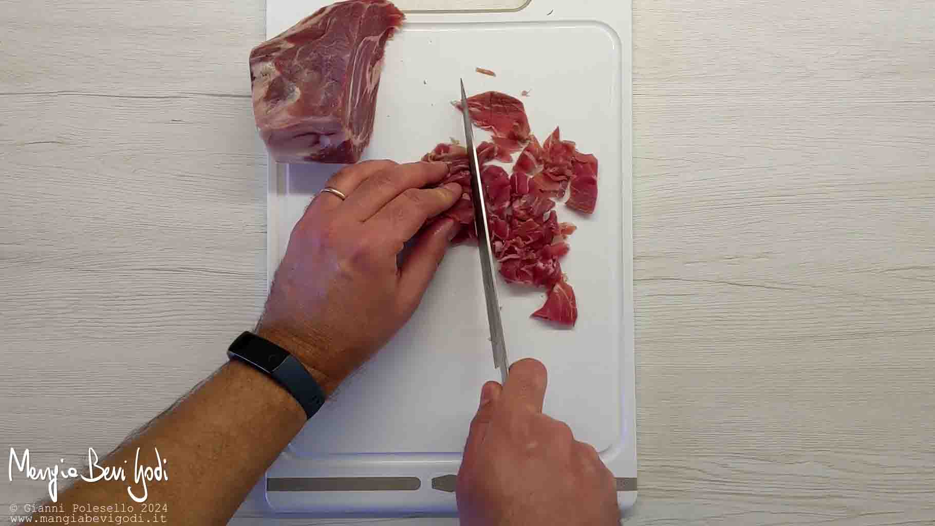 tagliare il prosciutto crudo
