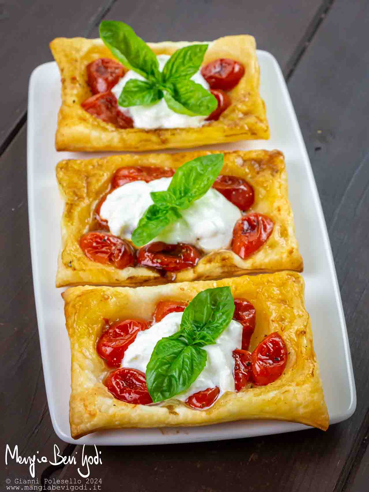 sfogliatine rovesciate con pomodorini e stracciatella