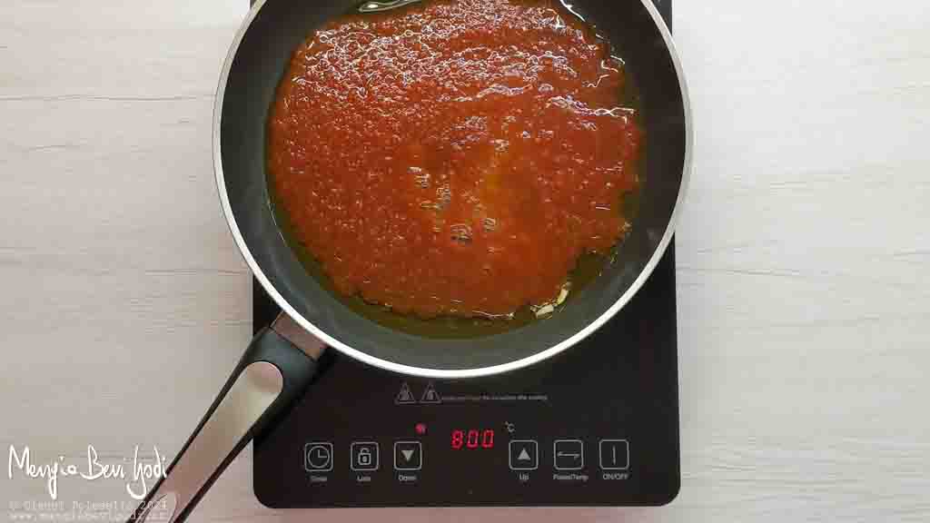 passata di pomodoro in padella