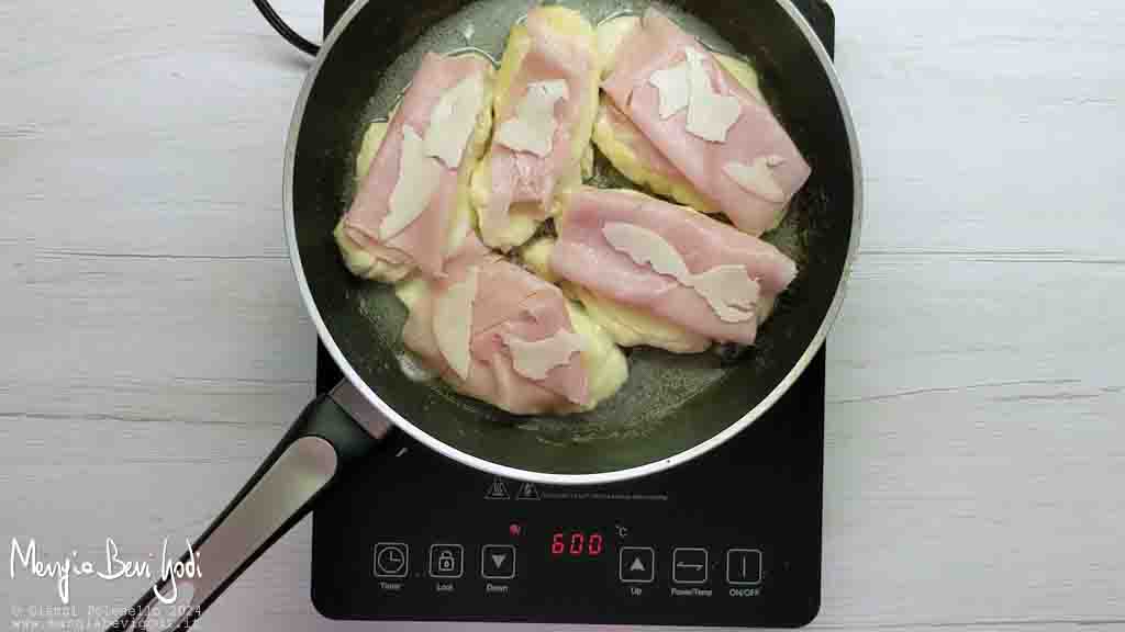 aggiungere prosciutto e formaggio