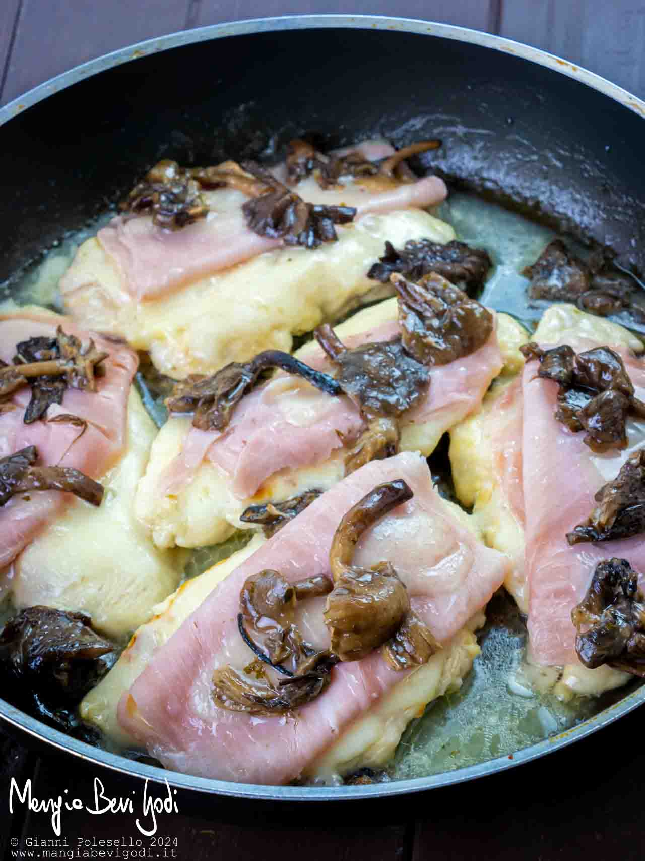 Scaloppine di pollo al prosciutto funghi e formaggio