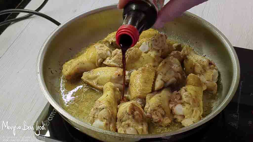 aggiungere vino e salsa di soia