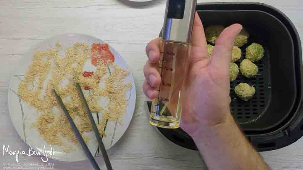 ungere i cavoletti con uno spruzzino per olio