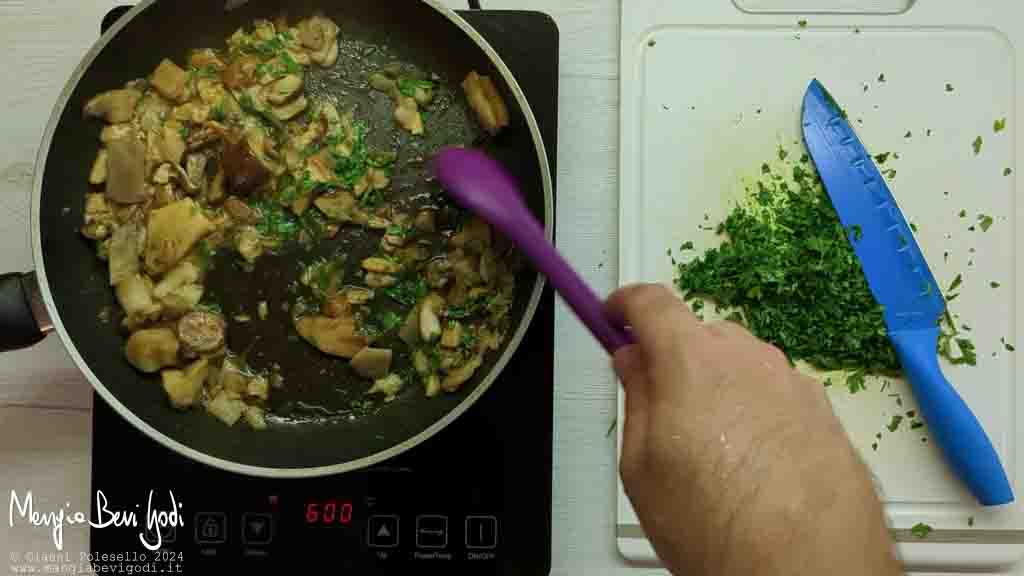 aggiungere il prezzemolo ai funghi