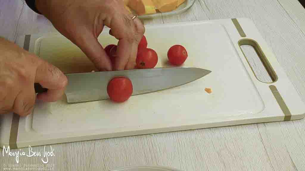 tagliare i pomodorini