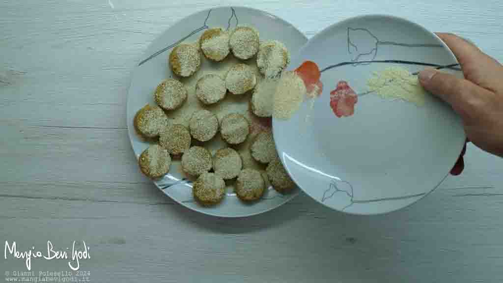 coprire le polpette con il pangrattato