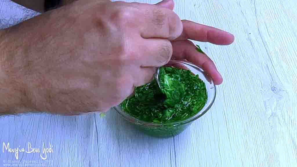 emulsione di aglio, olio e prezzemolo