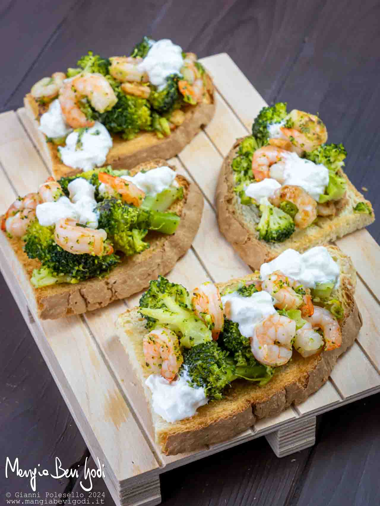 bruschette con broccoli gamberi e stracciatella