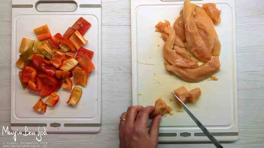 tagliare il pollo a cubetti