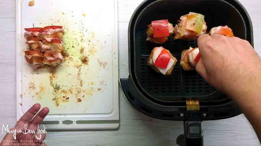 cottura spiedini verticali di pollo in friggitrice ad aria
