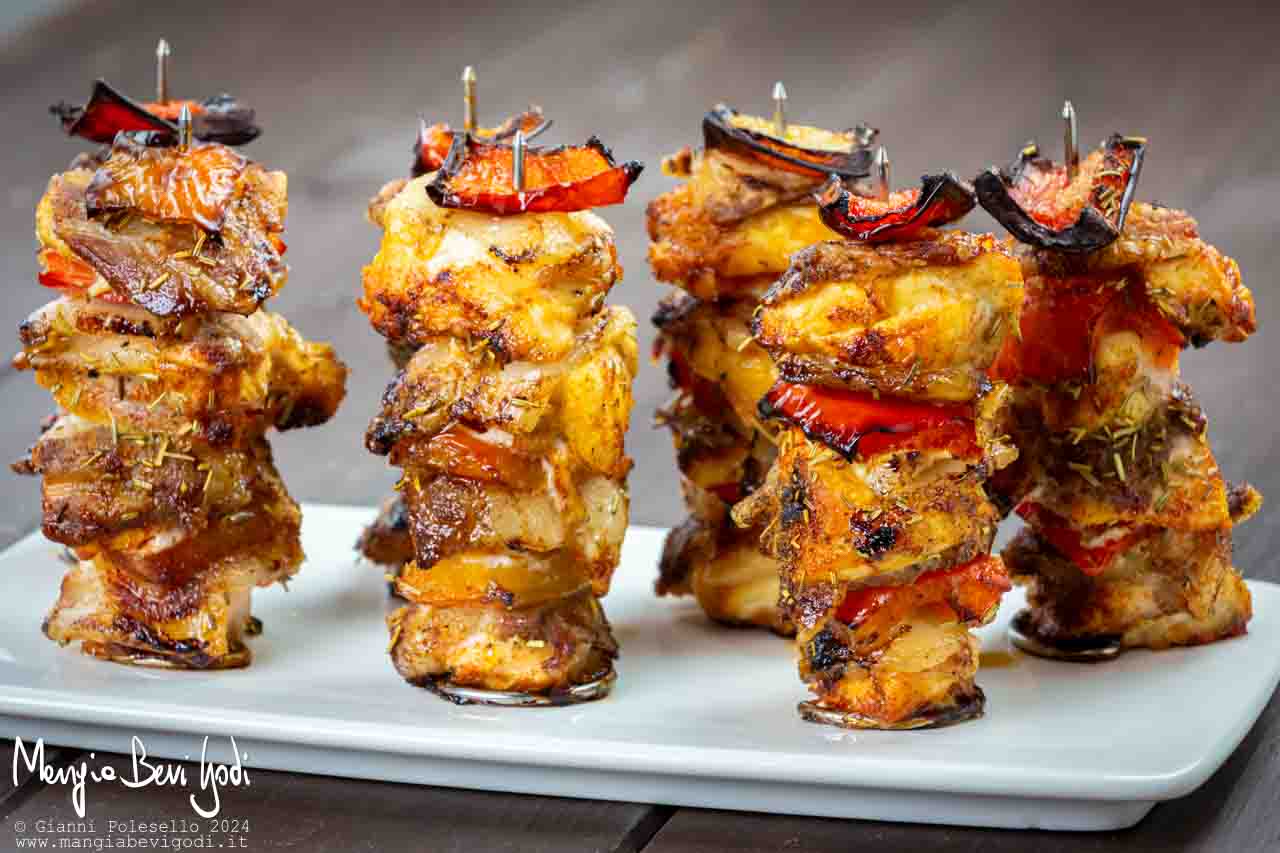 spiedini verticali di pollo in friggitrice ad aria