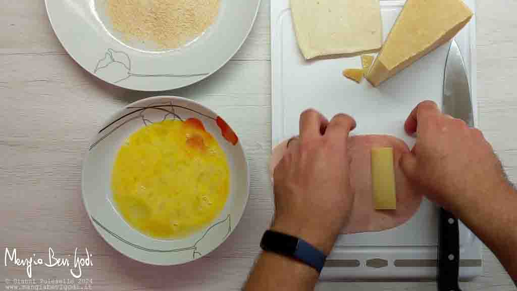 avvolgere il formaggio con il prosciutto cotto