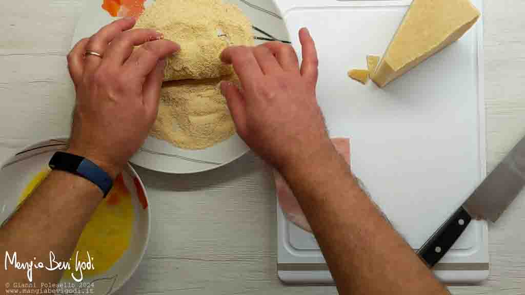 distribuire la panatura sui cannoli di pancarrè