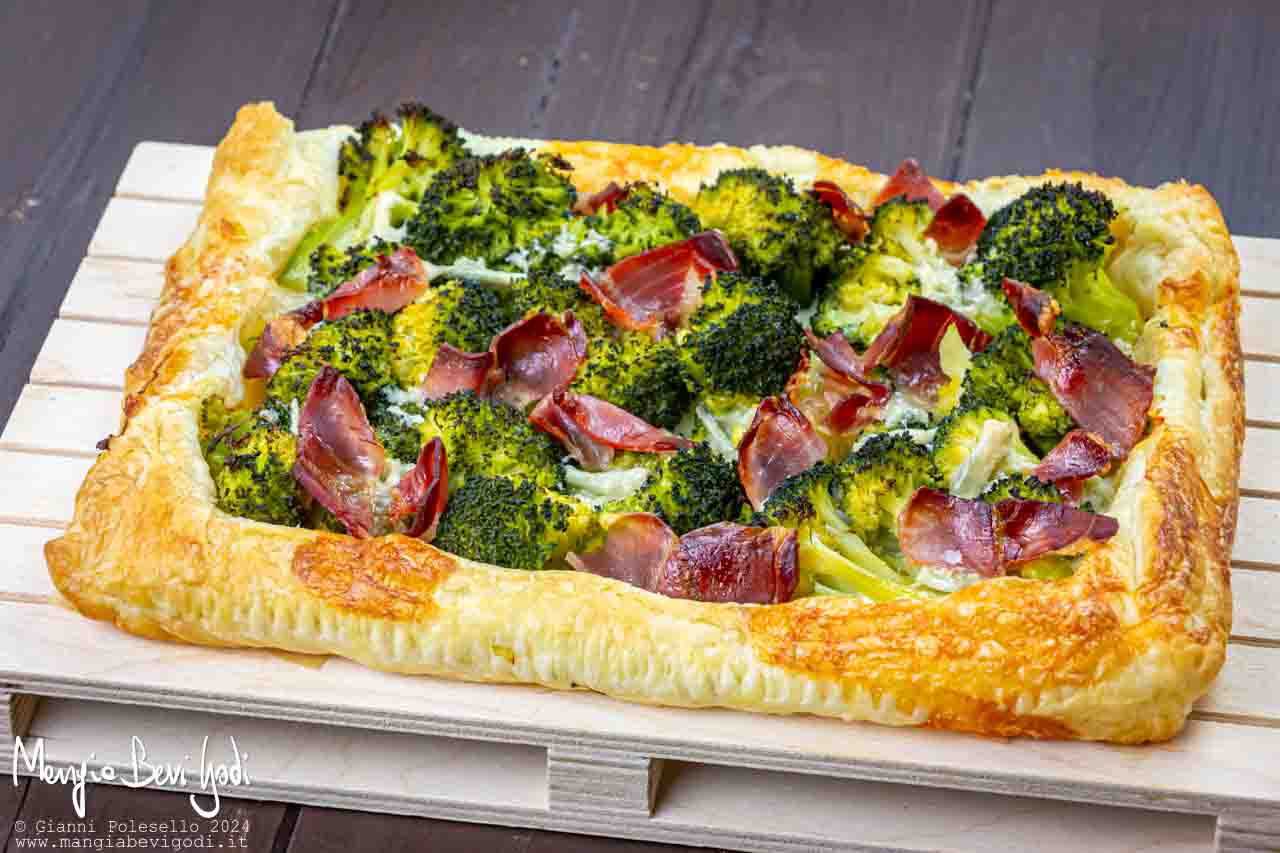 rustico di sfoglia con broccoli e speck