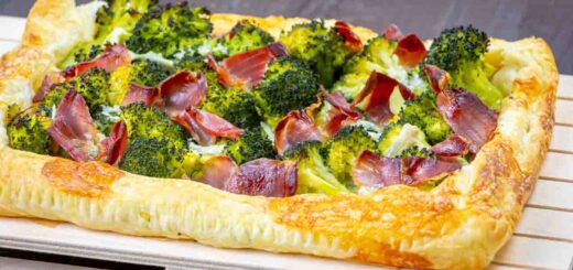 rustico di sfoglia con broccoli e speck