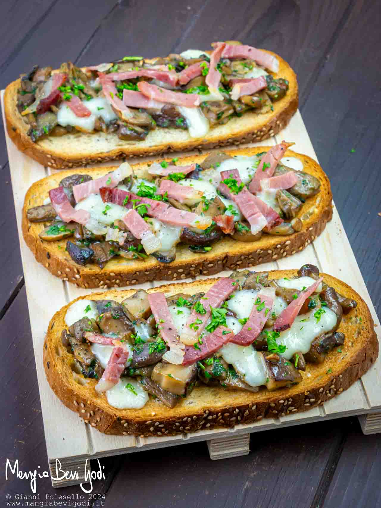 bruschette con funghi speck e caciotta