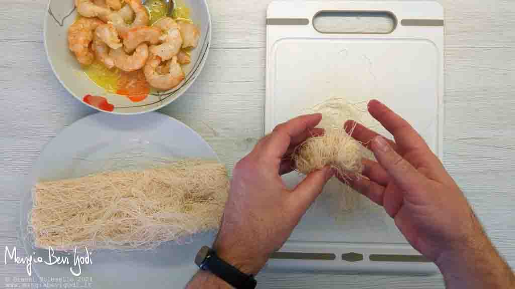 avvolgere le code di gambero in pasta kataifi