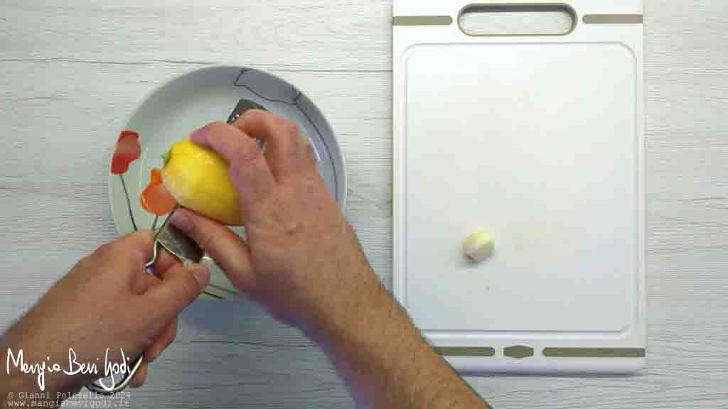 grattugiare buccia limone