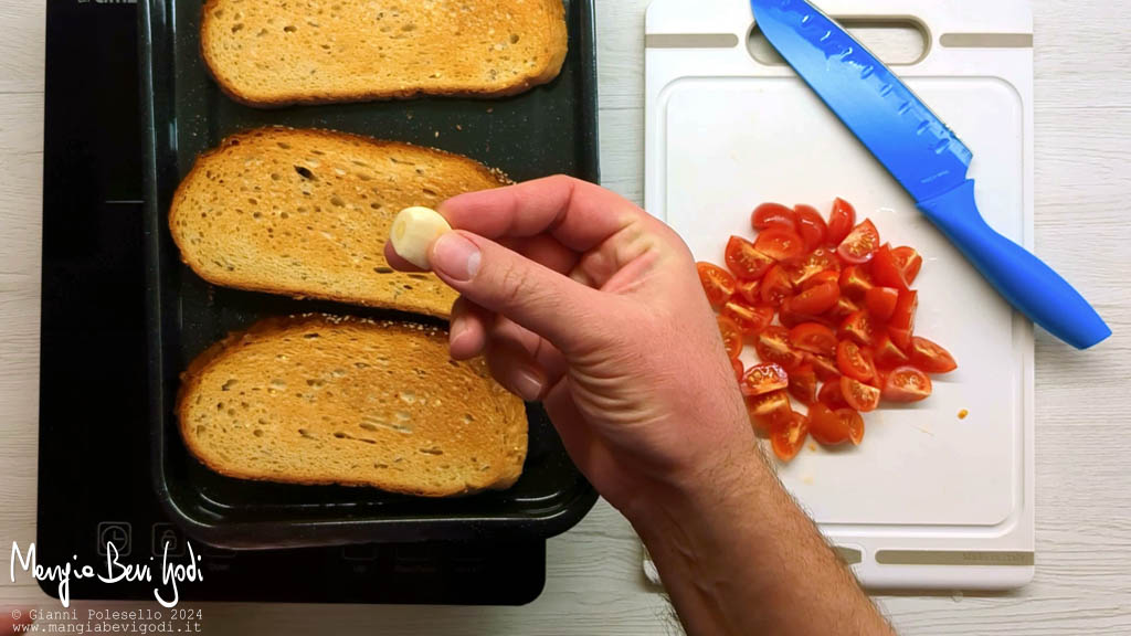 insaporire le bruschette con l'aglio