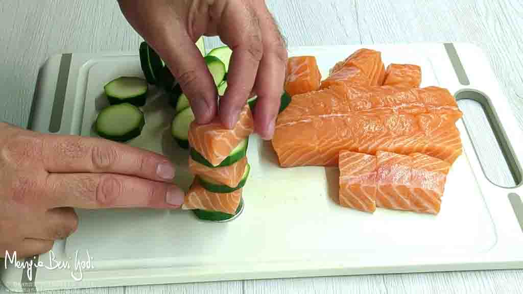 preparazione spiedini di salmone e zucchine