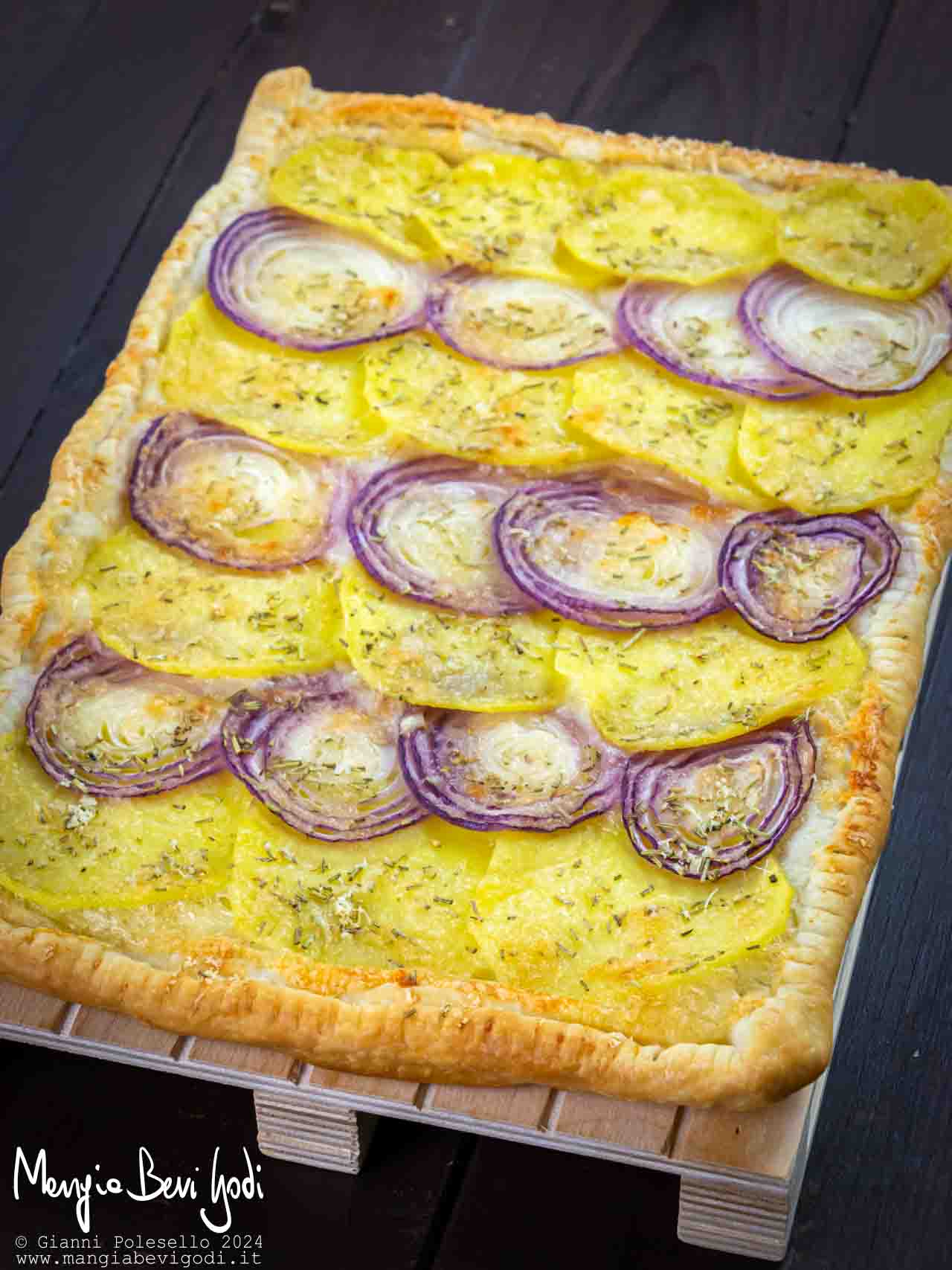 torta salata con patate e cipolla