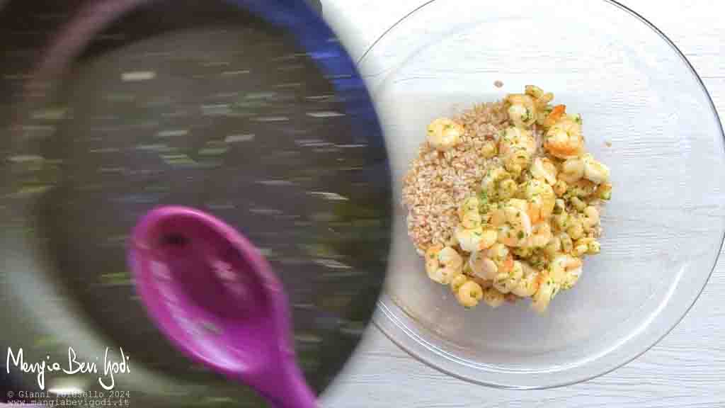 unire i gamberi al farro